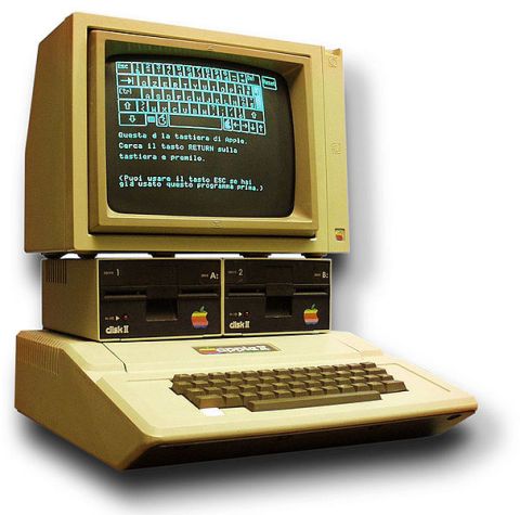 Photo de l'Apple II plus avec moniteur et lecteurs de disquette